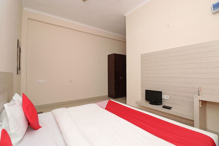Room 8 of 17