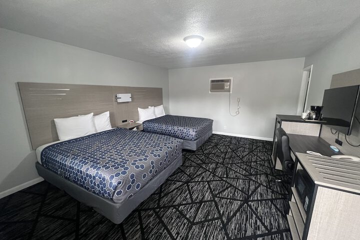 2 Queen Beds (1 of 4)
