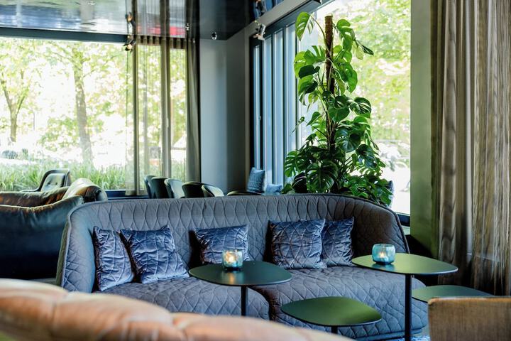Lounge 16 of 23