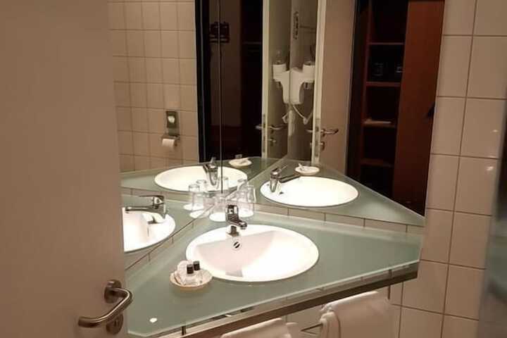 Room 12 of 21