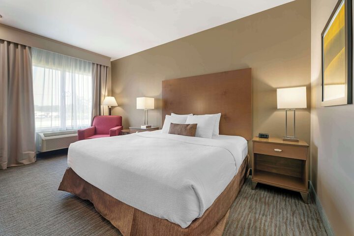1 King Bed Microwave and Refrigerator WiFi Full Breakfast (16 of 19)
