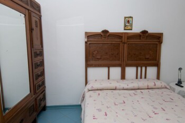 Room 12 of 16