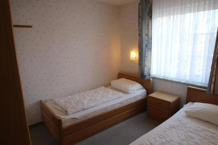 Room 6 of 11