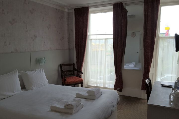 Room 4 of 93