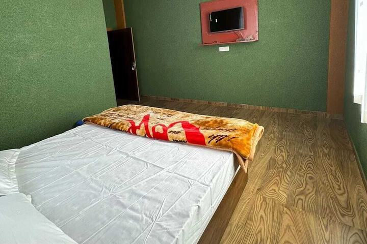Room 8 of 28