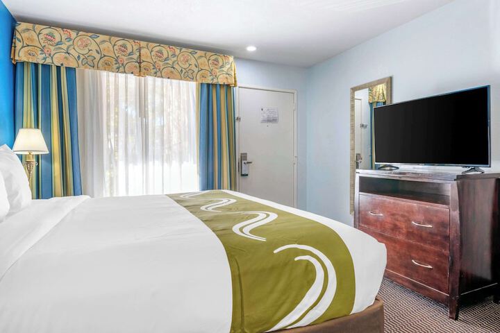 1 King Bed (2 of 24)