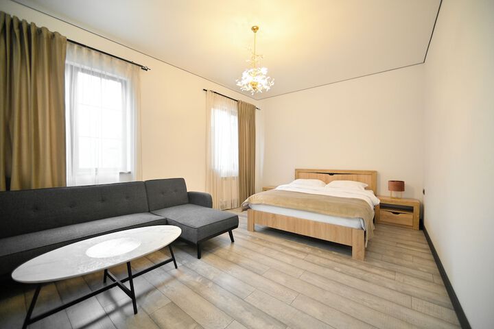 Room 5 of 33