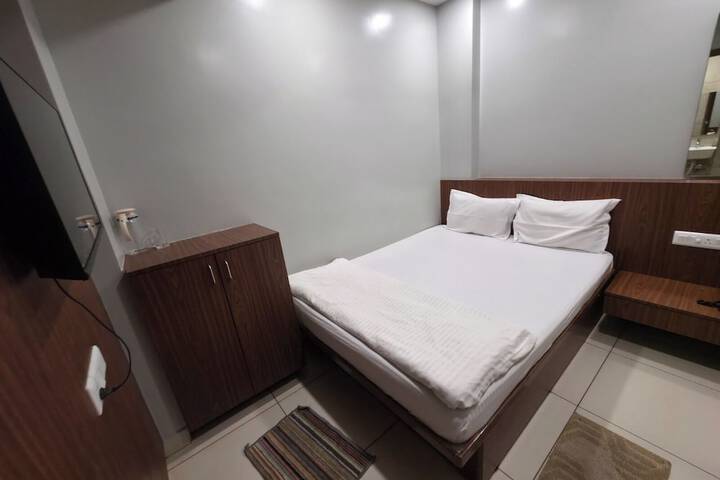 Room 33 of 59