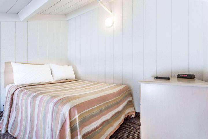 1 Queen Bed (2 of 14)