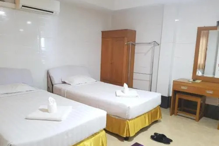 Room 6 of 12