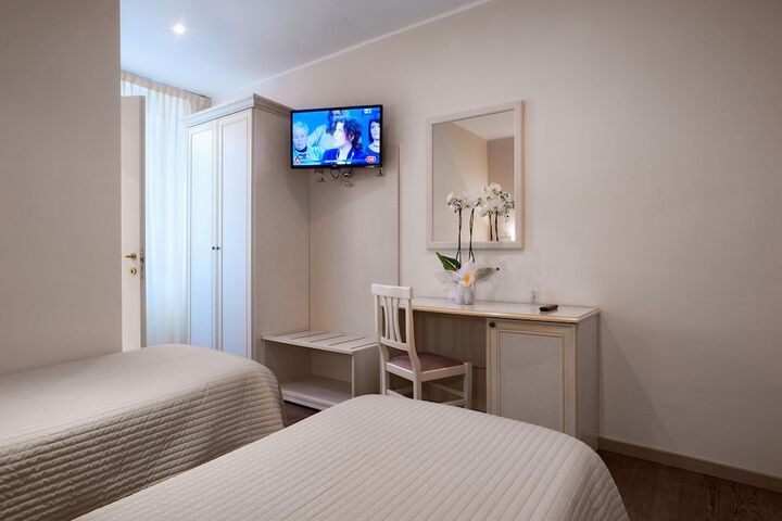 Room 17 of 40