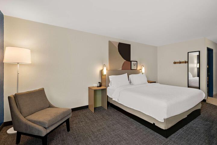 1 King Bed (4 of 19)