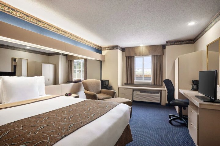 1 Queen Bed Accessible Room (13 of 19)