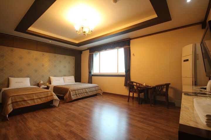 Room 15 of 19