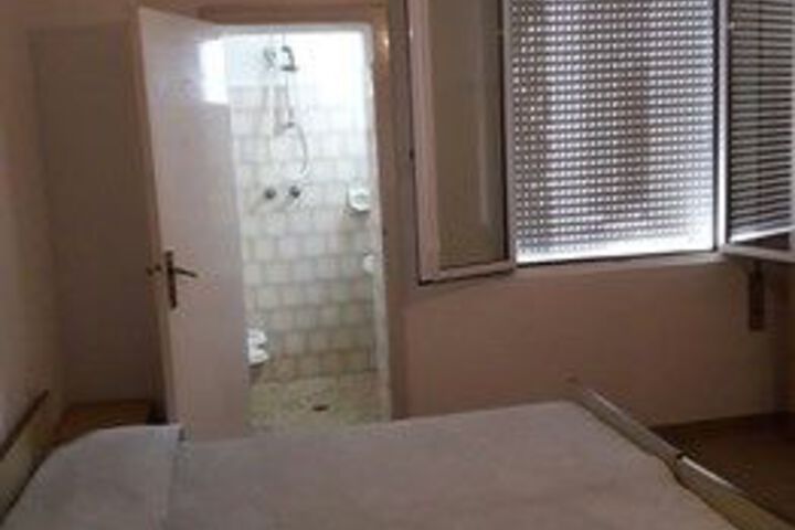 Room 12 of 16