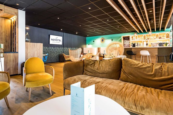 Lounge 144 of 209