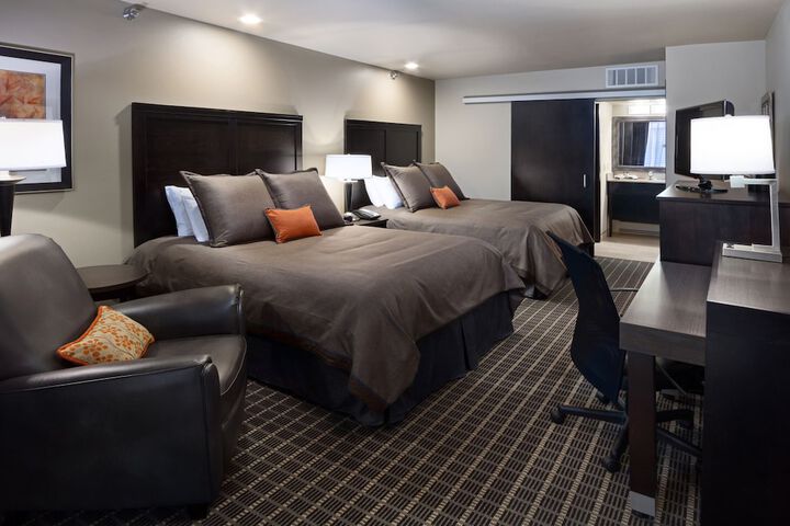 Deluxe 2 Queen Beds (4 of 6)