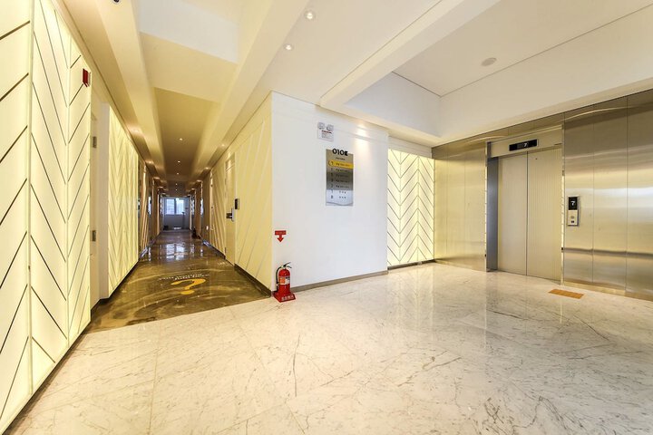 Ballroom/Hall 73 of 74