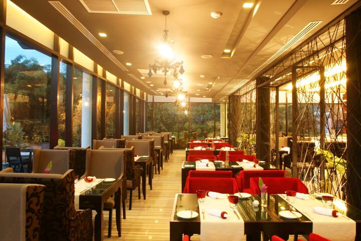 Dining 53 of 64