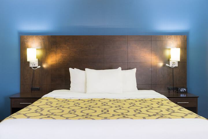 1 King Bed (7 of 18)