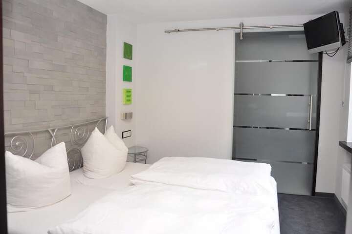 Room 16 of 38