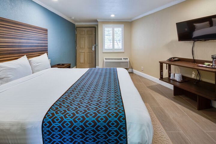 1 King Bed (12 of 12)