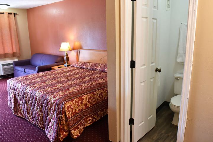 1 King Bed (5 of 9)