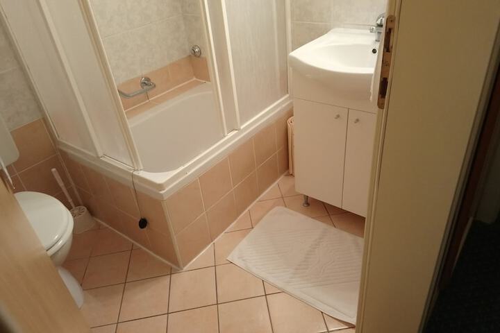 Room 13 of 40