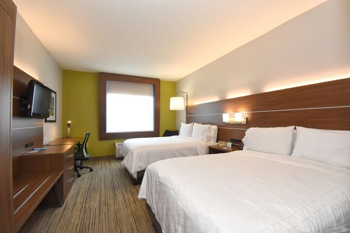 2 Queen Beds (11 of 16)