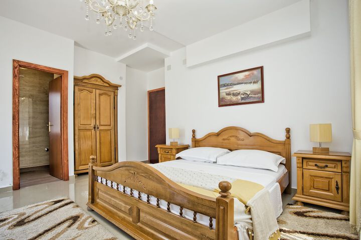 Room 4 of 60