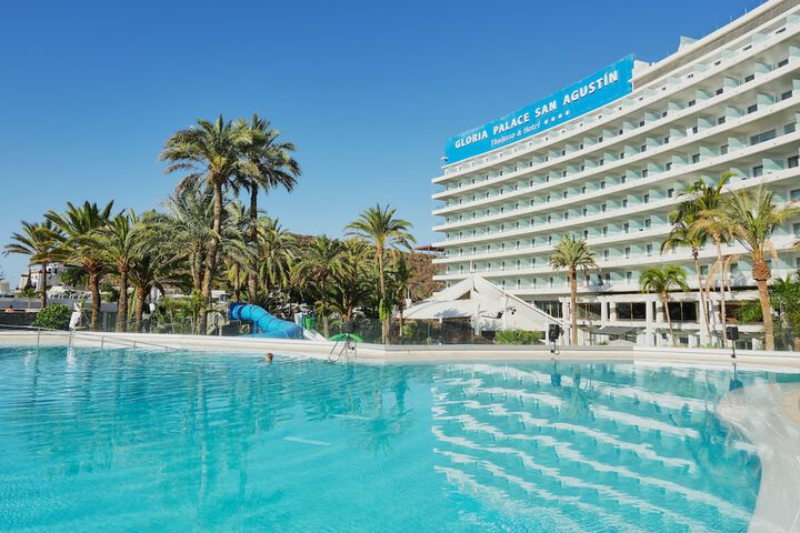 Hotel with Pool