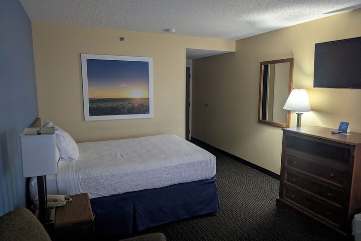 1 Queen Bed (2 of 14)