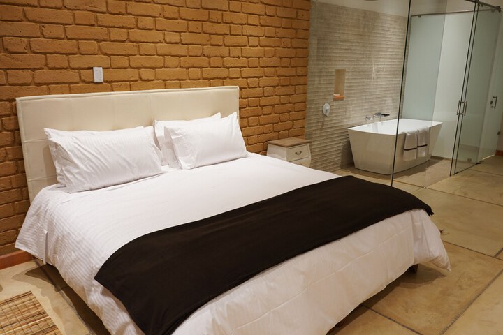 Room 5 of 77