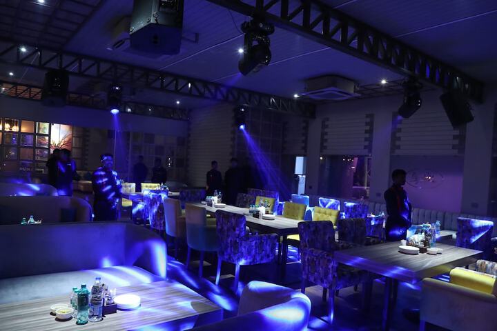 Lounge 42 of 48