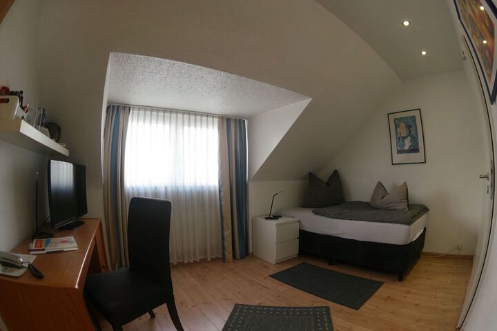 Room 8 of 30