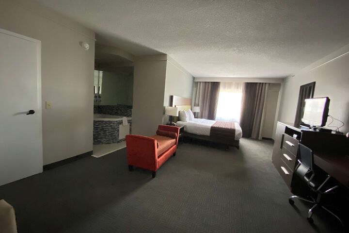 1 King Bed Microwave and Refrigerator Full Breakfast (1 of 4)