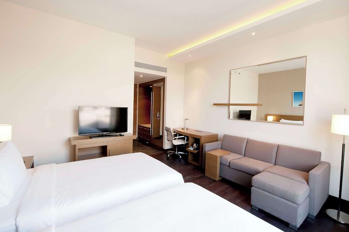 Room 14 of 100