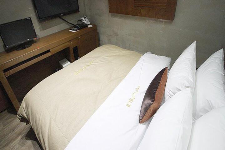 Room 2 of 6