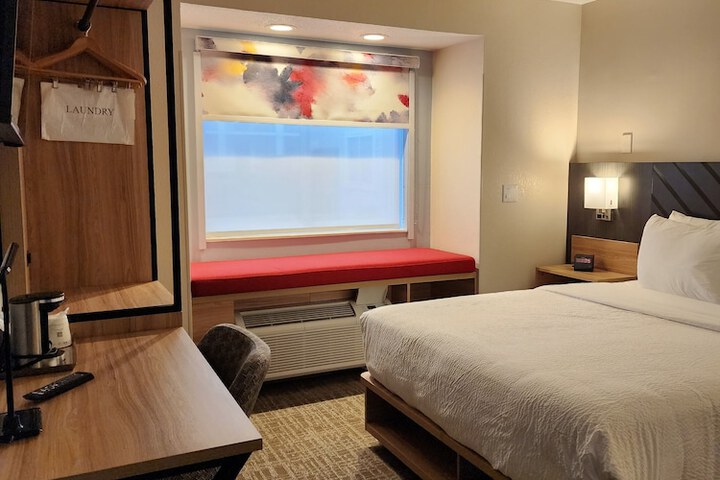 1 Queen Bed Smart TV Work Desk Refrigerator Full Breakfast (26 of 32)