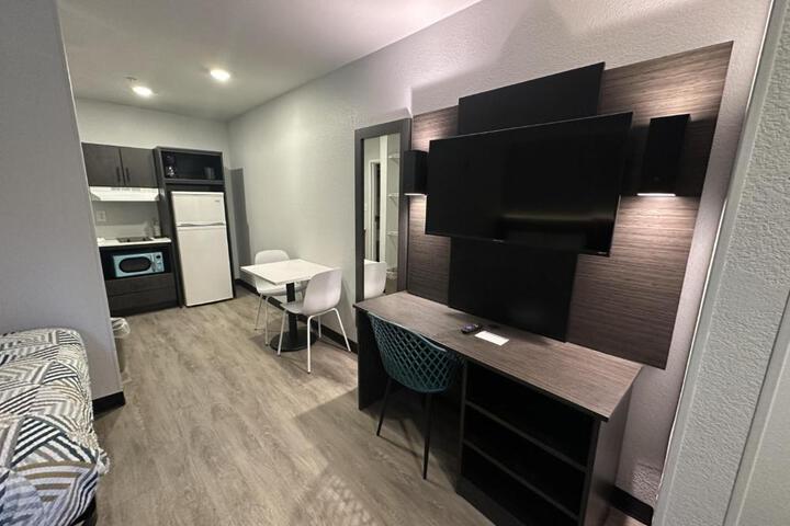 1 Queen Bed Kitchen (9 of 16)