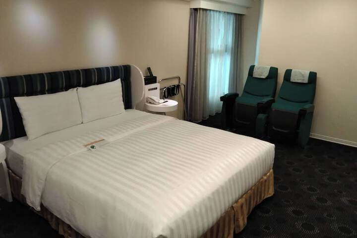 Room 27 of 61