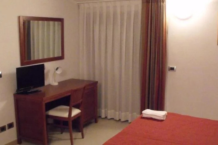 Room 6 of 14