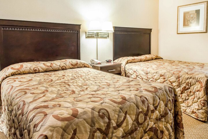 2 Double Beds (1 of 15)