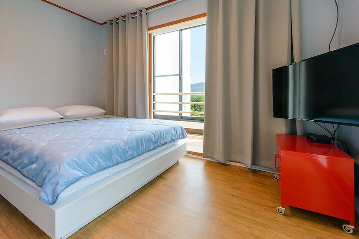 Room 27 of 102
