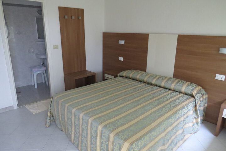 Room 12 of 90