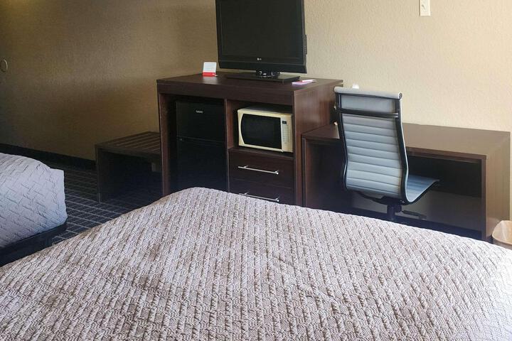 Deluxe Room 2 Queen Beds Accessible (1 of 20)
