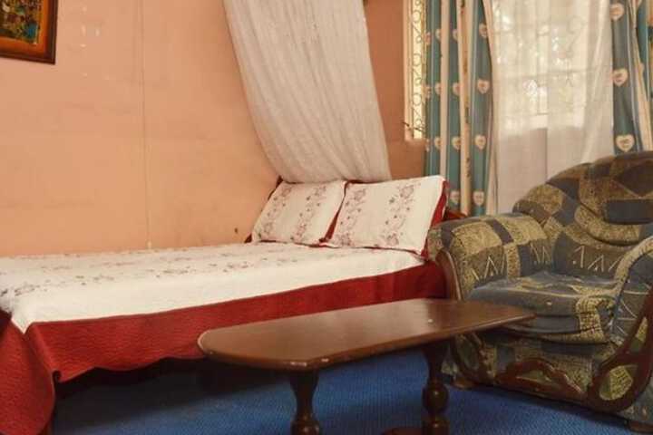 Room 4 of 8