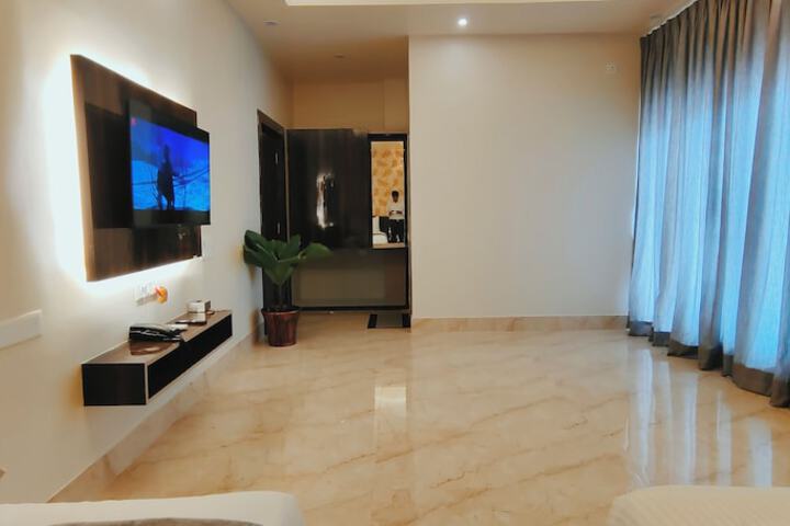 Room 4 of 25