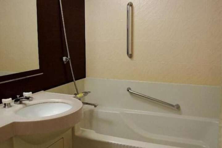 Room 18 of 27