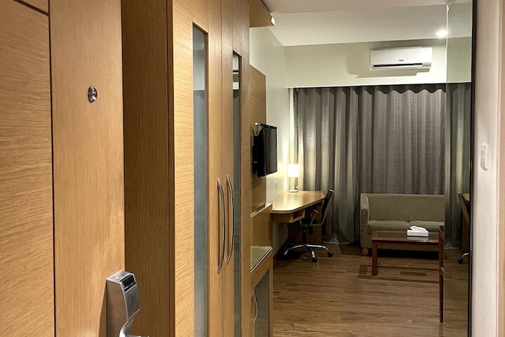 Room 9 of 38